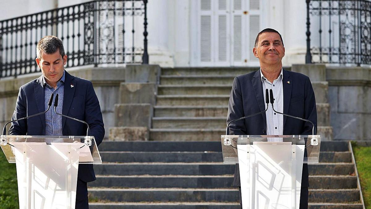 Rodríguez i Otegi, abans de llegir el comunicat al palau d’Aiete de Sant Sebastià. | EFE