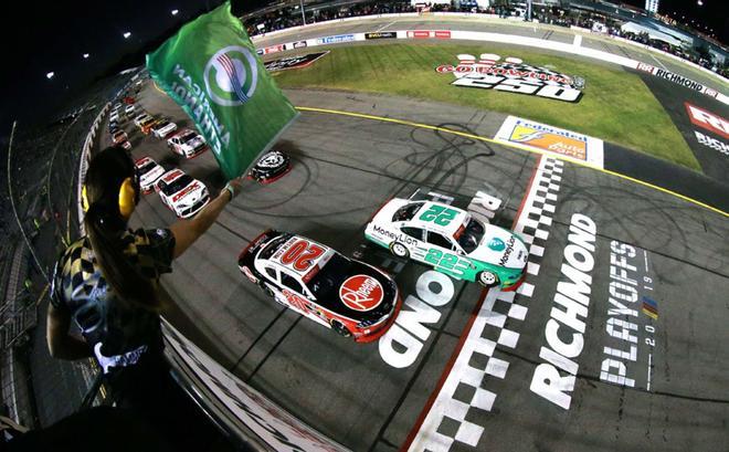 Austin Cindric  #22 piloto del MoneyLion Ford, y Christopher Bell #20 piloto de Rheem Toyota, encabezan la salida de la NASCAR Xfinity Series GoBowling 250 en el Richmond Raceway en Richmond, Virginia.