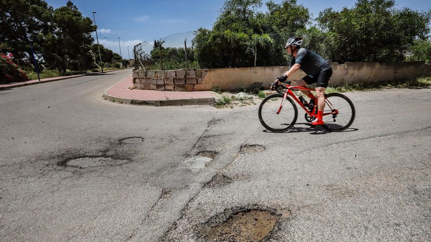 El Ayuntamiento asumirá con medios propios el mantenimiento de los viales de Orihuela Costa