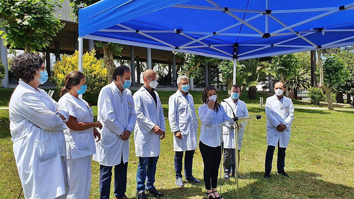 Pacientes, médicos, enfermeras y responsables hospitalarios se reunieron ayer en el jardín del Hospital Marítimo de Oza para celebrar los 3.500 trasplantes de riñón realizados en el Complexo Hospitalario Universitario de A Coruña (Chuac). En el acto tomó la palabra Rocío Varela Souto, trasplantada renal (en la foto), flanqueada por el gerente del área sanitaria de A Coruña y Cee, Luis Verde; el director asistencial, Antón Fernández; el coordinador de Trasplantes, Fernando Mosteiro; y los jefes de Nefrología y Urología, Ángel Alonso y Venancio Chantada, respectivamente.