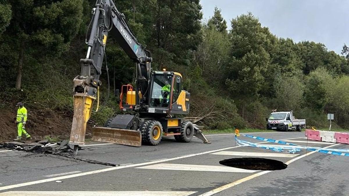 Maquinaria pesada en labores de reparación del socavón de Rois.