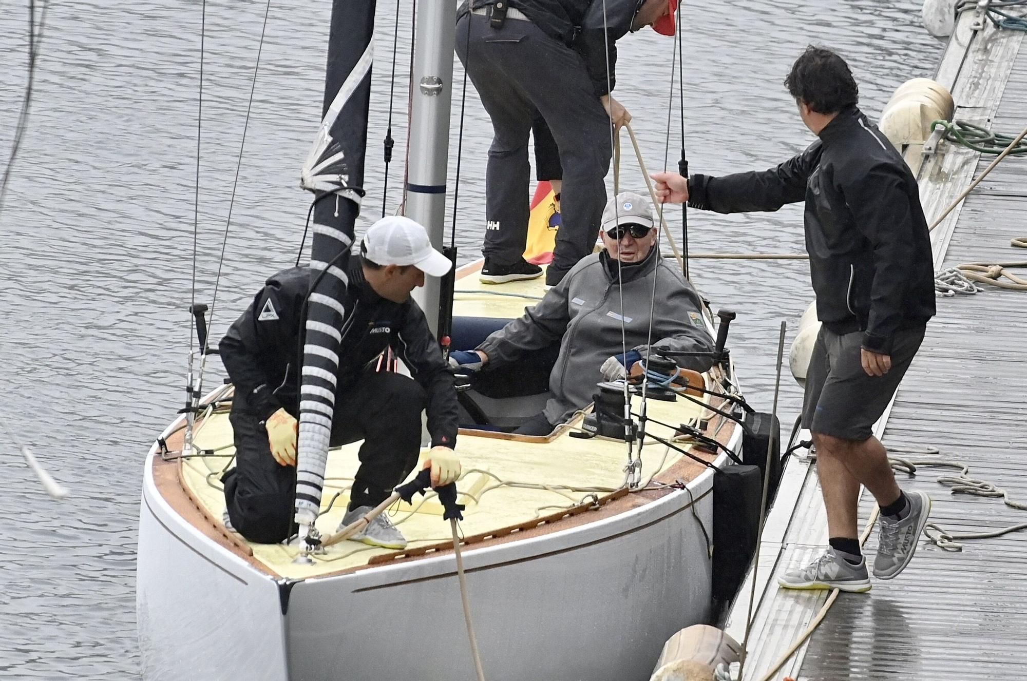 El rey emérito abandona Galicia después de que el viento y las olas le impidiesen navegar