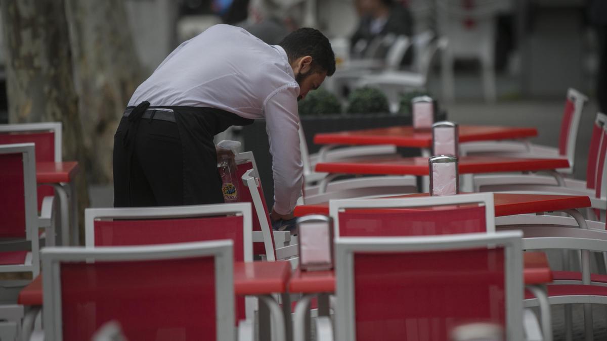 Un camarero trabaja en una terraza.