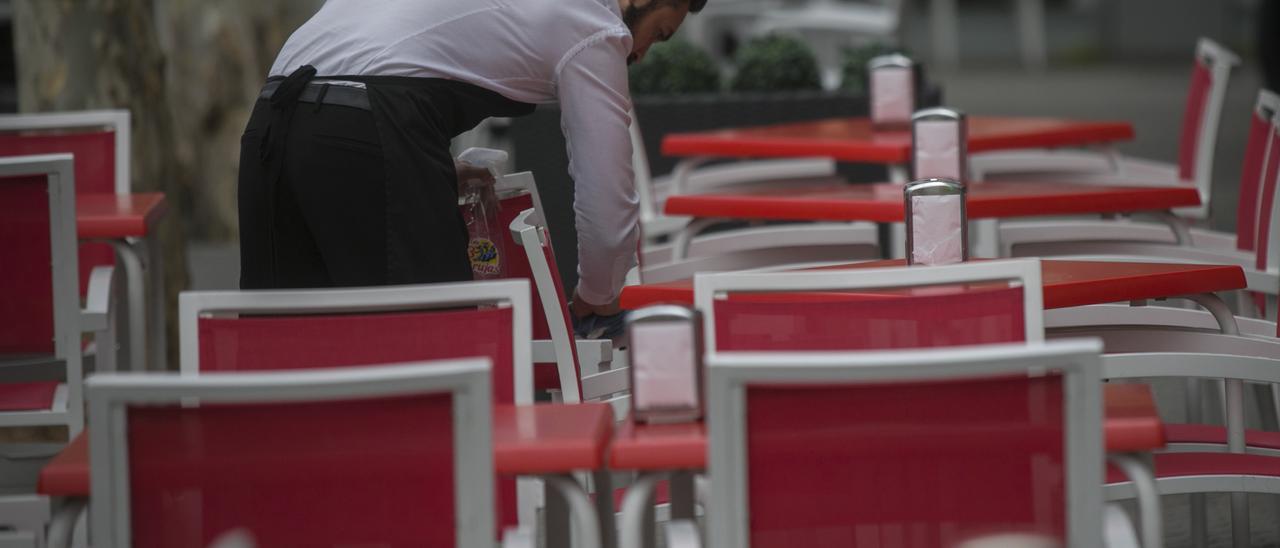 Un camarero trabaja en una terraza.