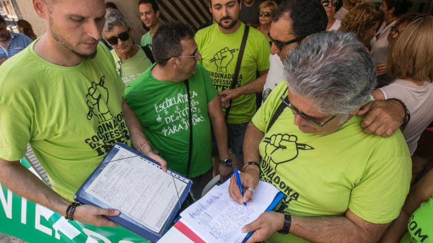 Recogida de firmas en una protesta de interinos