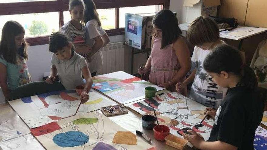 Niños en el obradoiro de pintura de Culleredo.