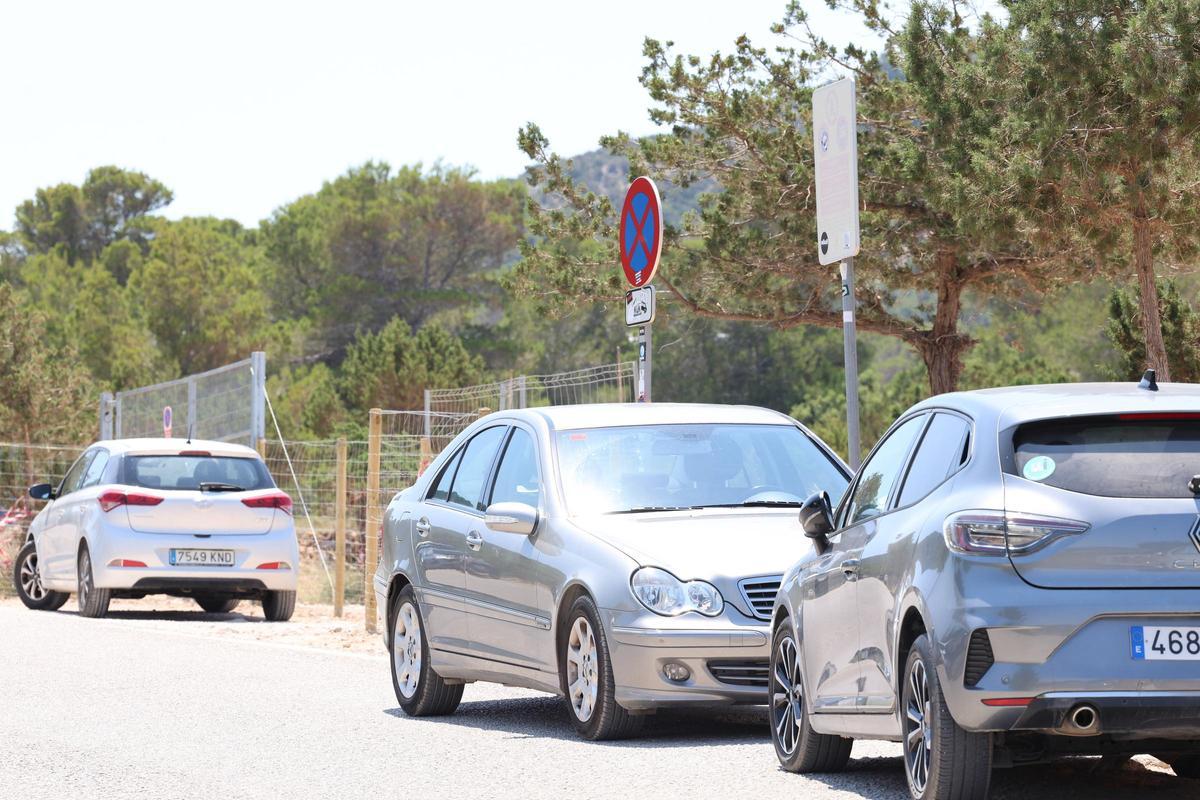 Crónica de un domingo en cala d'Hort con el aparcamiento cerrado.