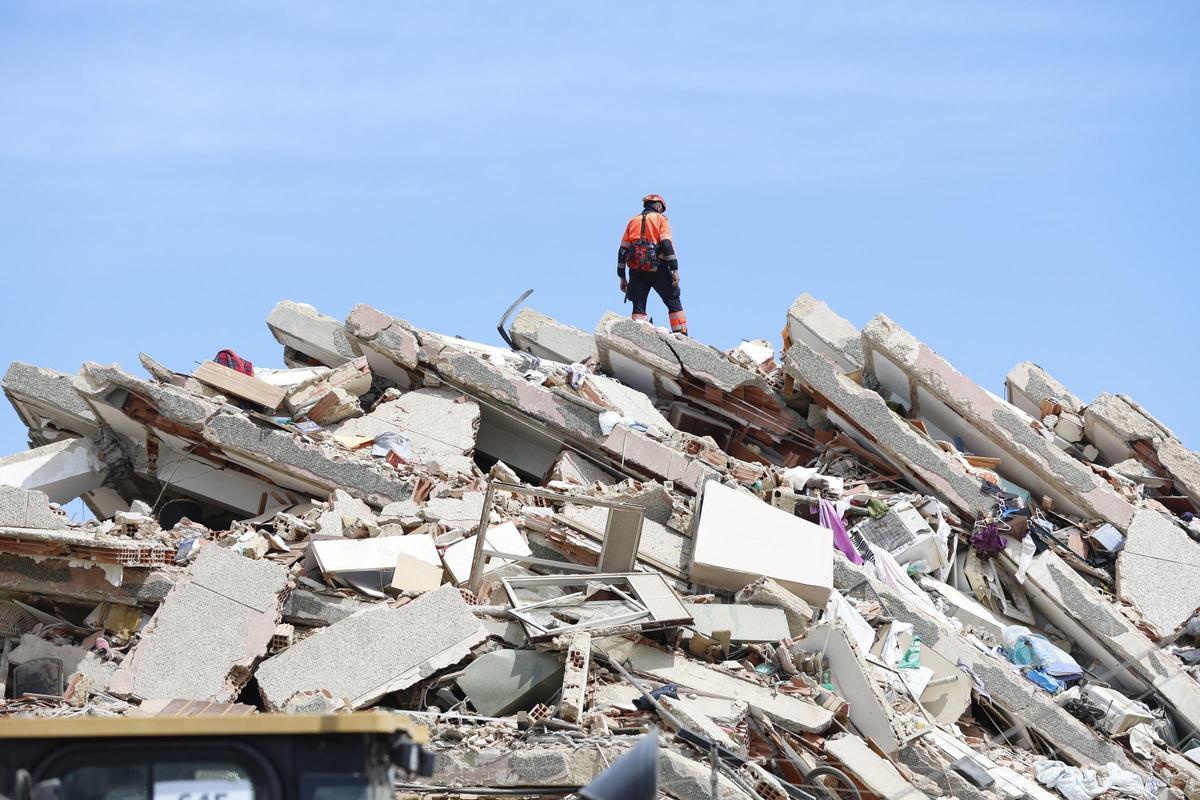LA GUAIRA, June 29, 2026 -- A rescuer stands on the rubble of a collapsed building in Caraballeda, La Guaira state, Venezuela, June 28, 2026. Venezuelan National Assembly President Jorge Rodriguez said Sunday that the death toll from two powerful earthqu