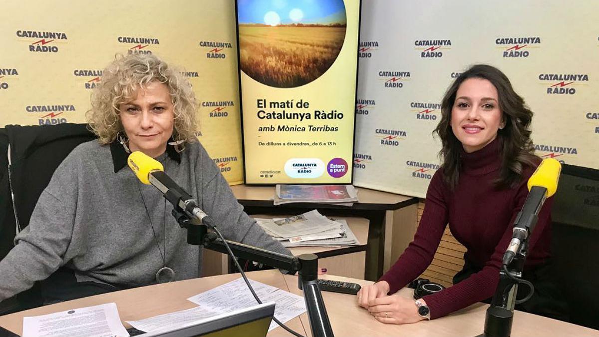 Mònica Terribas e Inés Arrimadas, este viernes, en los estudios de Catalunya Ràdio.