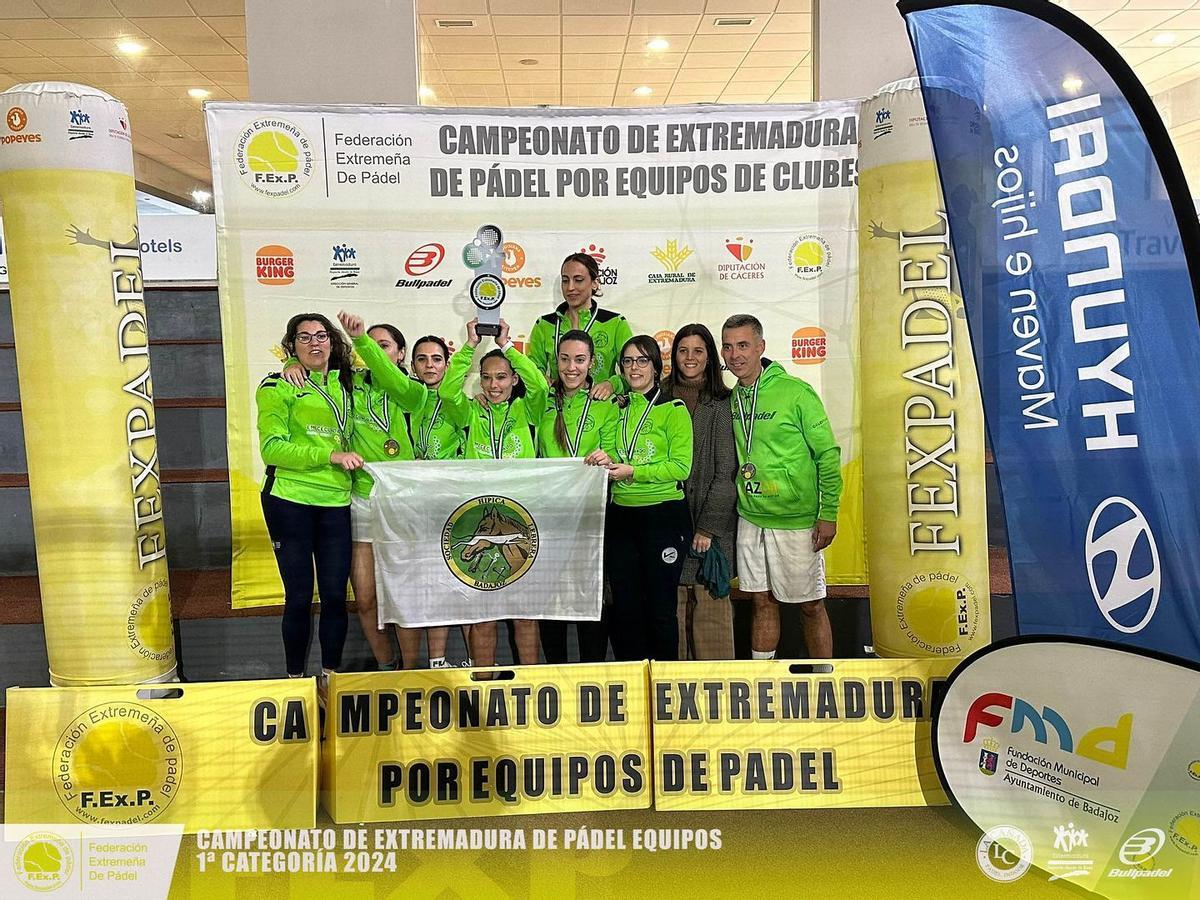 El equipo femenino de la Sociedad Hípica Lebrera de Badajoz, campeón de Extremadura.