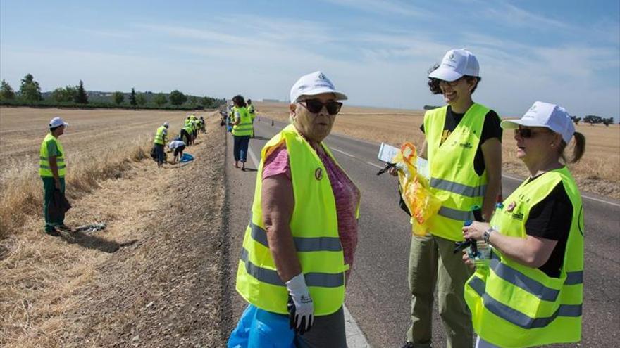 Una campaña alerta de los riesgos de arrojar residuos a las carreteras