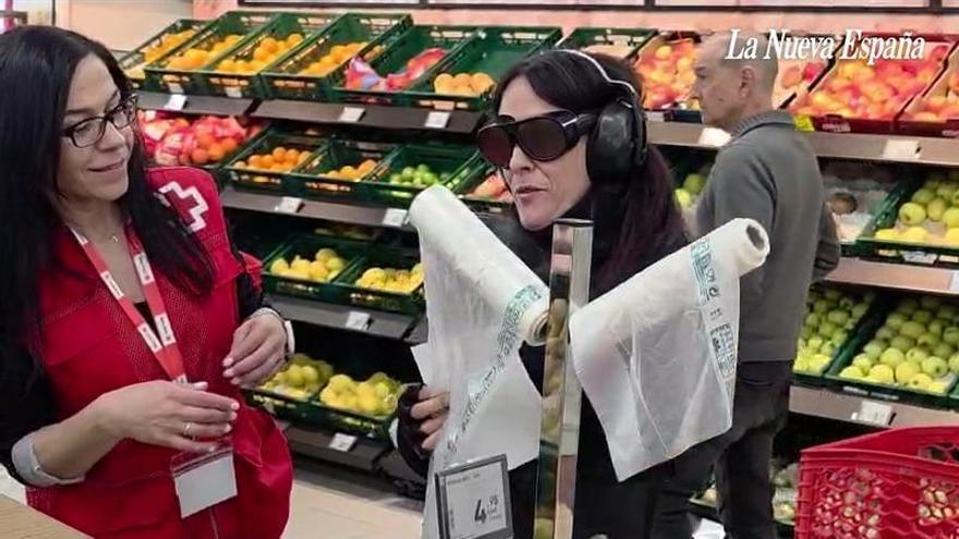 VÍDEO: Cruz Roja organiza una actividad de sensibilización para la inclusión de personas mayores haciendo la compra en un supermercado de Avilés