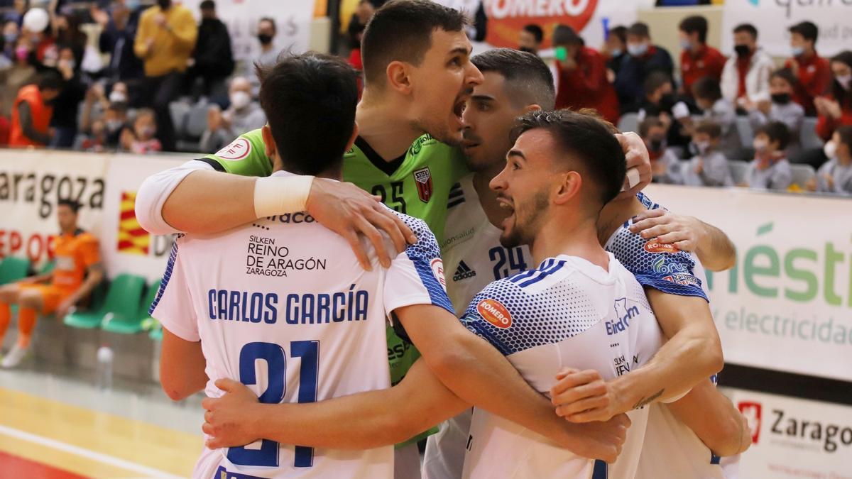 Los jugadores del Fútbol Emotion celebran un gol.