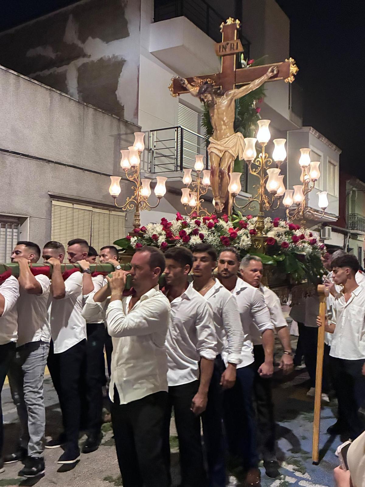 Festeros de Fortaleny llevando el anda del Santísim Crist del Consol.