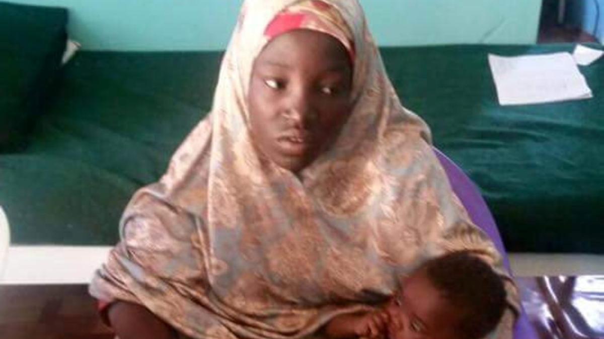 Amina Ali Darsha Nkeki, la primera chica de Chibok liberada desde su secuestro hace dos años, y su bebé.