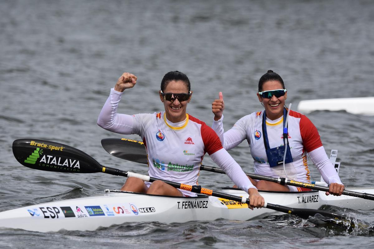 Tania Fernández y Tania Álvarez celebran su segunda posición en el K-2.