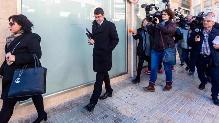 La abogada Miriam Santamaria y el letrado Aitor Prieto saliendo del juzgado de La Vila.