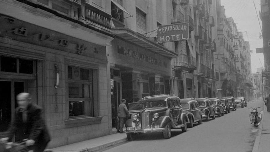 2 Un taxi a l’antiga parada de la plaça del Vi, durant les inundacions de 1962. F  | AJUNTAMENT DE GIRONA/CRDI  (FONS MARCEL PRAT) 