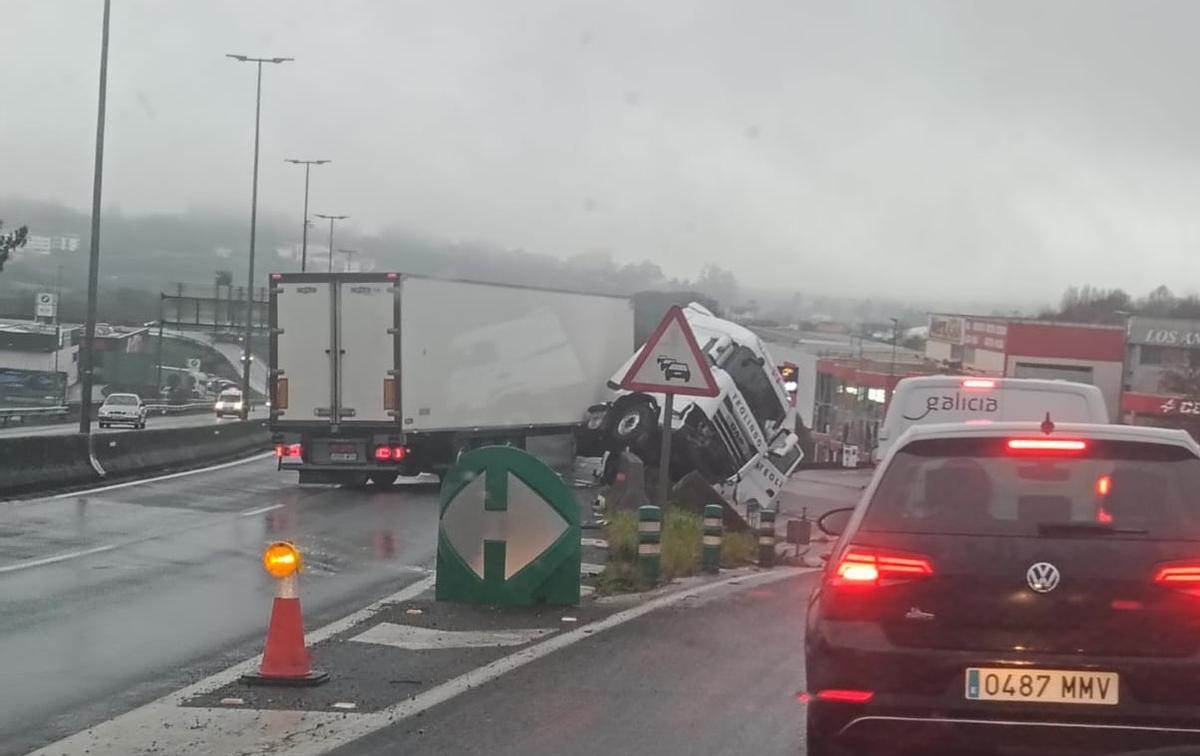 La cabina de un tráiler queda suspendida en el aire tras sufrir un accidente en Santiago