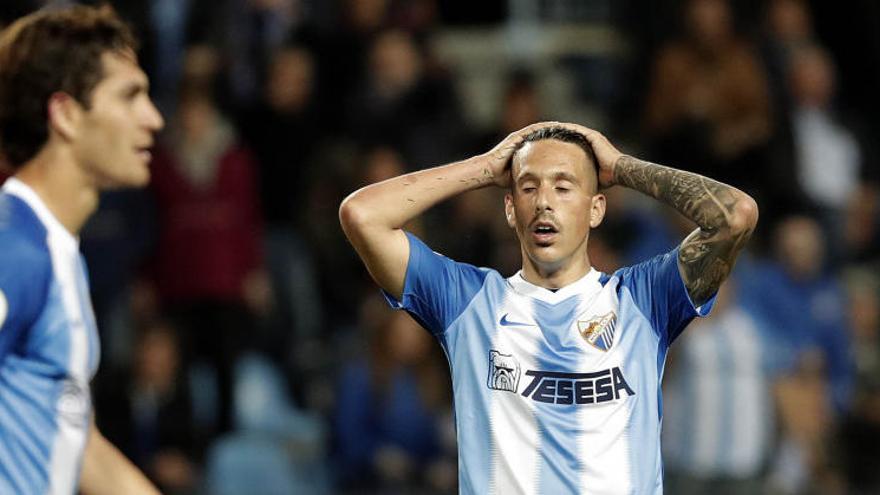 Iván Rodríguez se lamenta junto a Blanco Leschuk de una acción reciente con el Málaga CF.