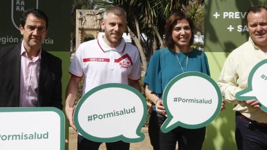 La consejera, en el centro, durante la presentación en abril de la campaña.