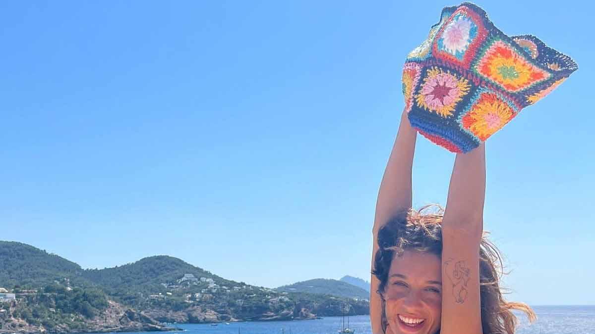 María Pedraza con vestido LBD y sombrero crochet en Ibiza
