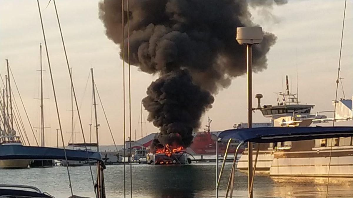 Arde un catamarán en el puerto de Palma.