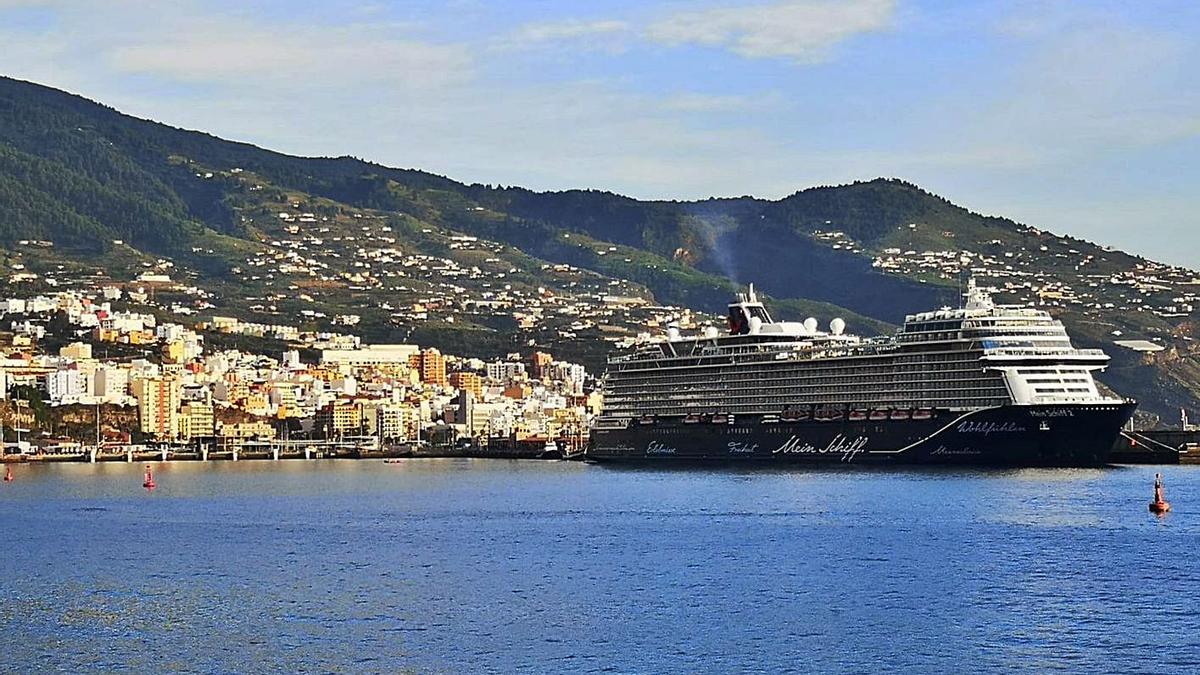 Imagen del ‘Mein Schiff2’ atracado en el puerto de Santa Cruz de La Palma. | | E.D.