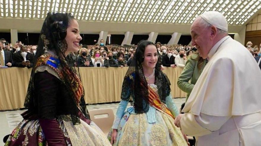 Las Falleras Mayores visitan al Papa de la mano del Extra de Fallas de Levante-EMV
