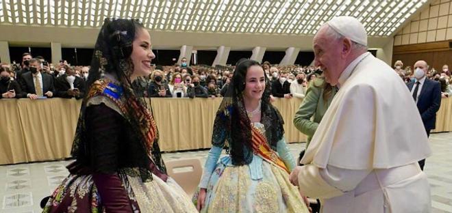 Las Falleras Mayores visitan al Papa de la mano del Extra de Fallas de Levante-EMV