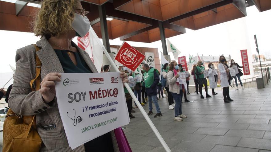 VÍDEO | Los sanitarios de Zamora piden "igualdad" tras la subida salarial para enfermería