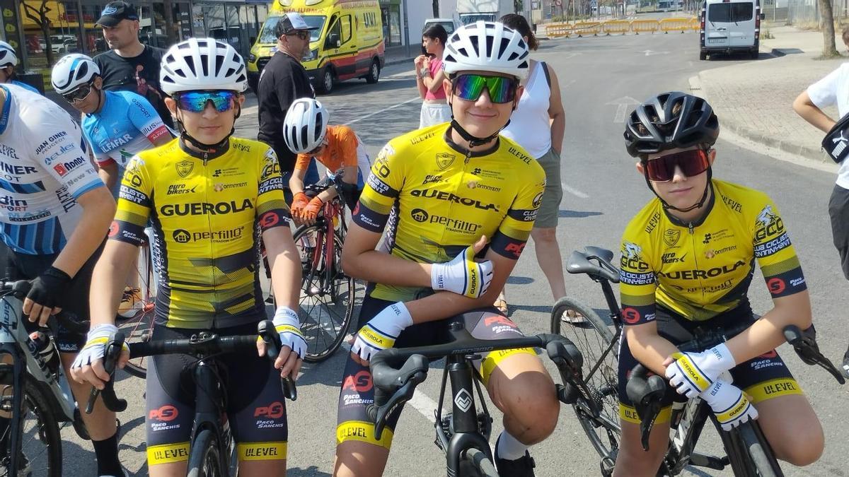 Corredores de la Escola Ciclista d'Ontinyent en una de las pruebas del pasado fin de semana.