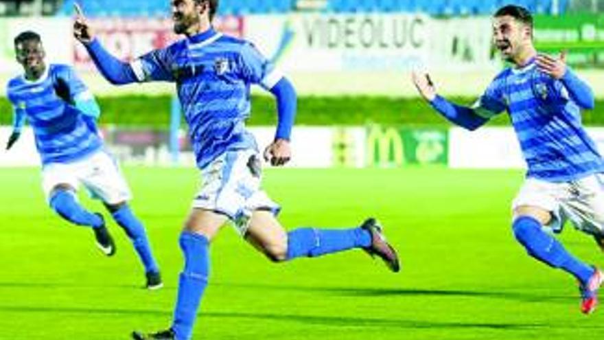 El Lucena gana al Melilla y confirma su recuperación