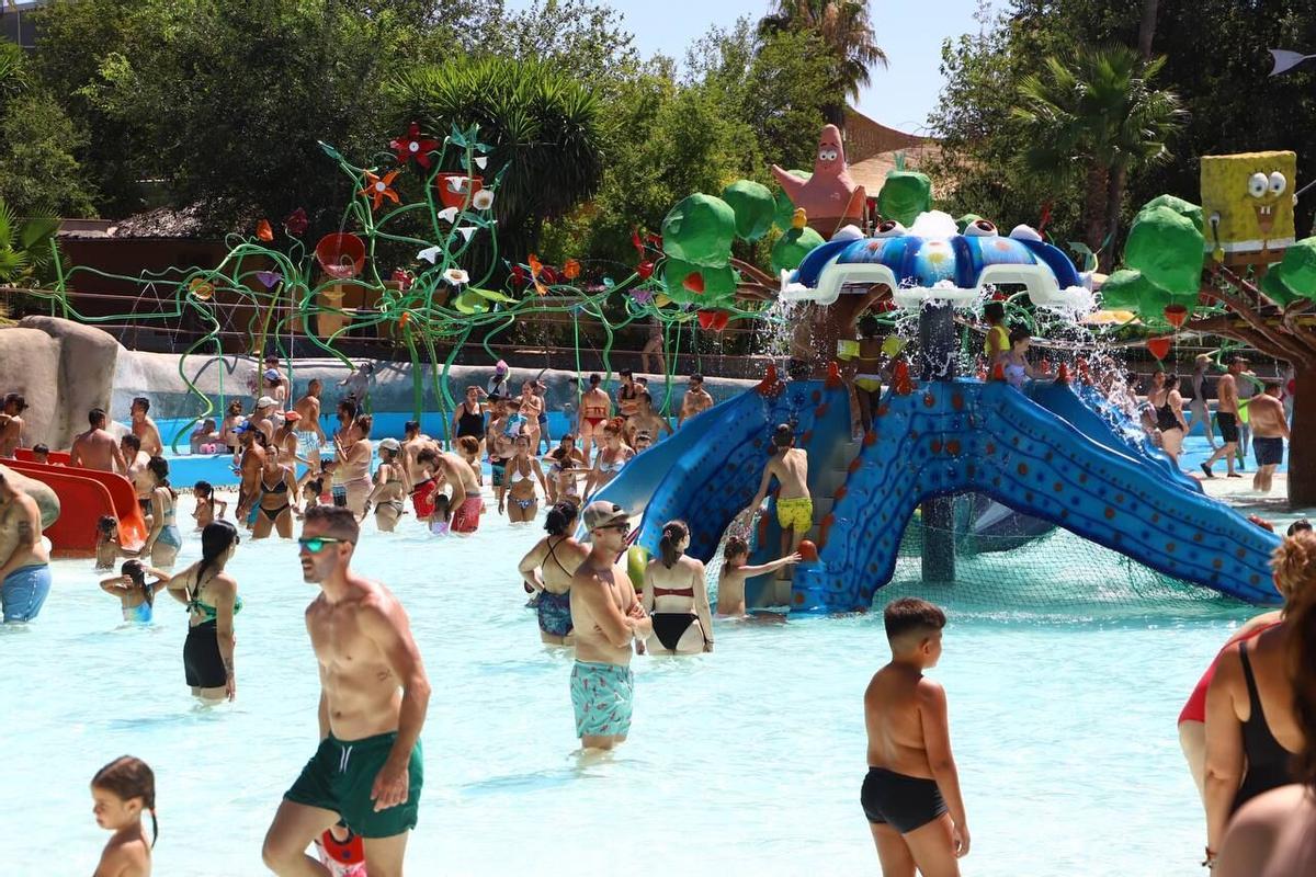 Las piscinas del parque volvieron a estar llenas de gente ayer sábado. Un grupo de jóvenes se tira con sus donuts hinchables por una atracción del Aquasierra
