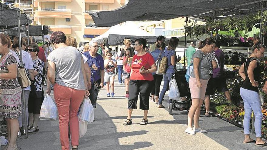 ARRANCA con éxito EL MERCADO DE LA PLAYA