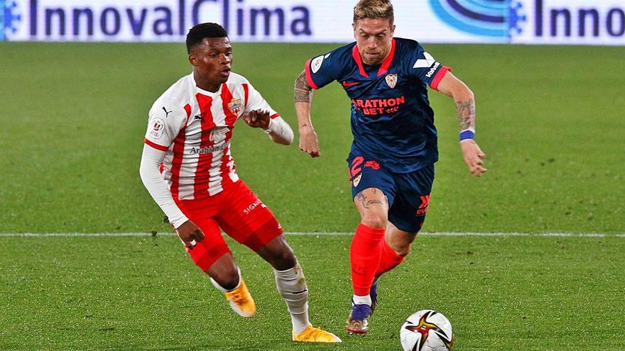 El argentino Papu Gómez, debutante ayer en el Sevilla, conduce la pelota. | EFE/CARLOS BARBA