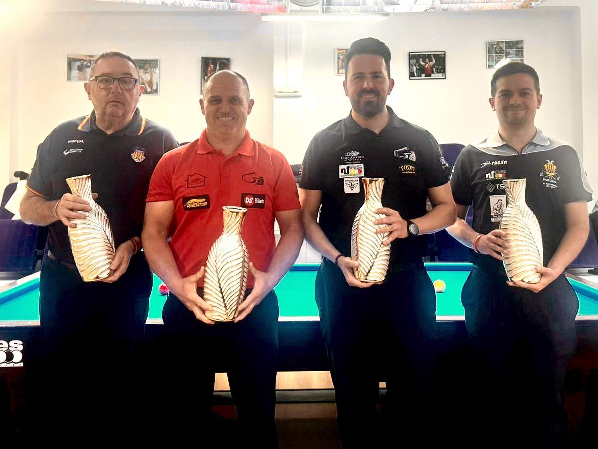El podio con los gandienses Pascual y Fuster, subcampeón y campeón