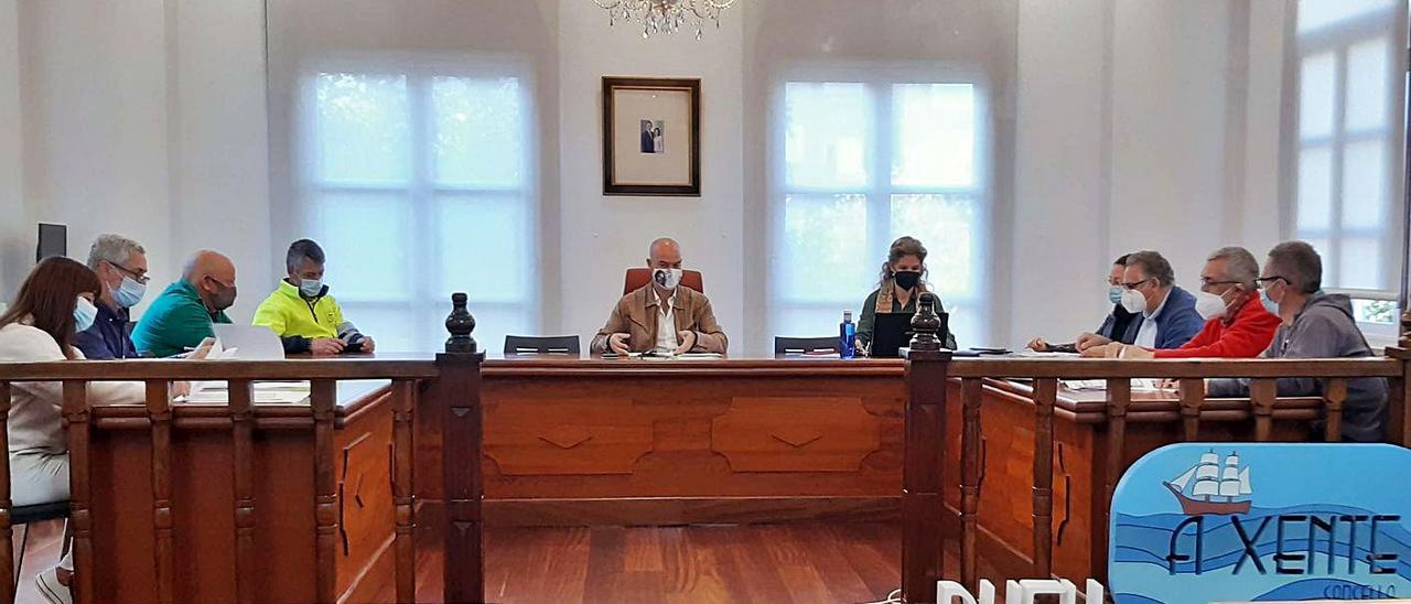 El alcalde de Bueu, Félix Juncal (centro), en la reunión con la representación de los trabajadores. |   // FDV