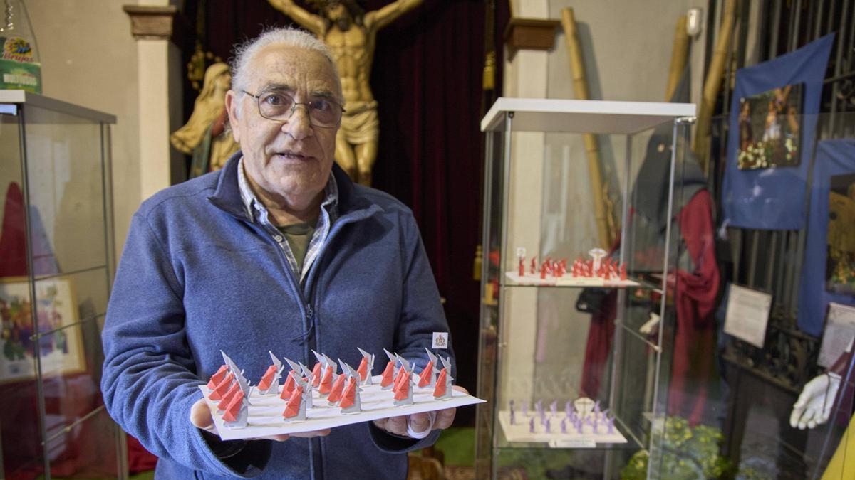 Jordi Pericot, amb les seves creacions d’origami exposades a Girona