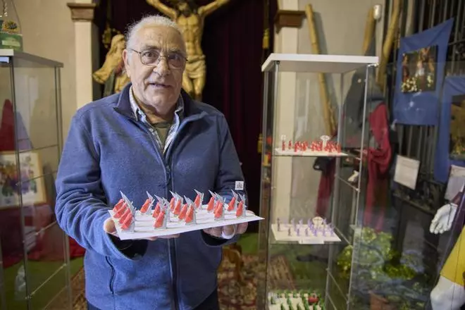 Un gironí recrea la processó de Girona amb figures de paper