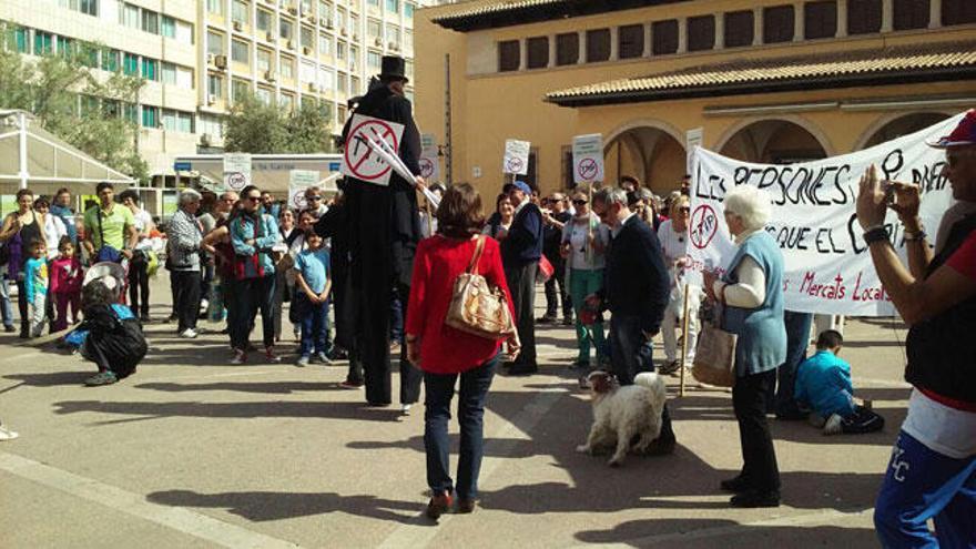 Un centenar de personas protesta contra el TTIP en Palma