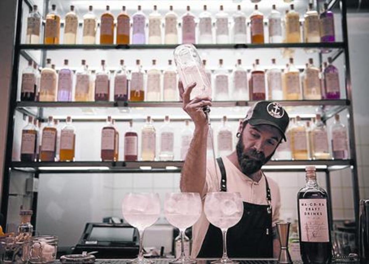 Narciso Bermejo  (arriba) preparando una de sus 'medicinas' en la barra de Macera, y Antonio Naranjo en el 'laboratorio' de Dr.Stravinsky.
