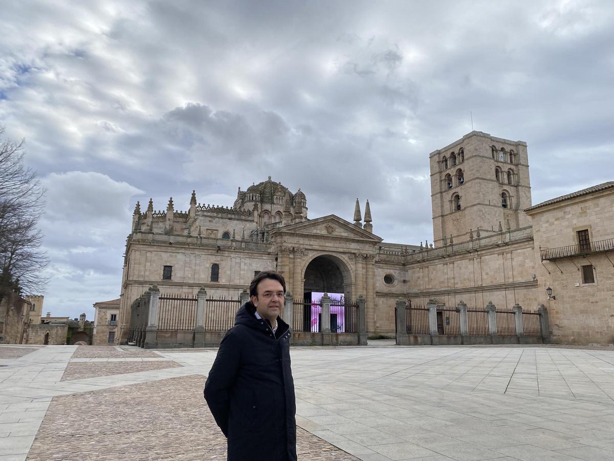 Eduardo Mayor Toranzo, en la plaza de la Catedral.
