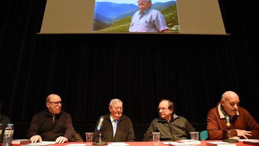 Mossèn Jacint Medina, segon per l&#039;esquerra, en la presentació de les seves memòries, dijous a Navarcles