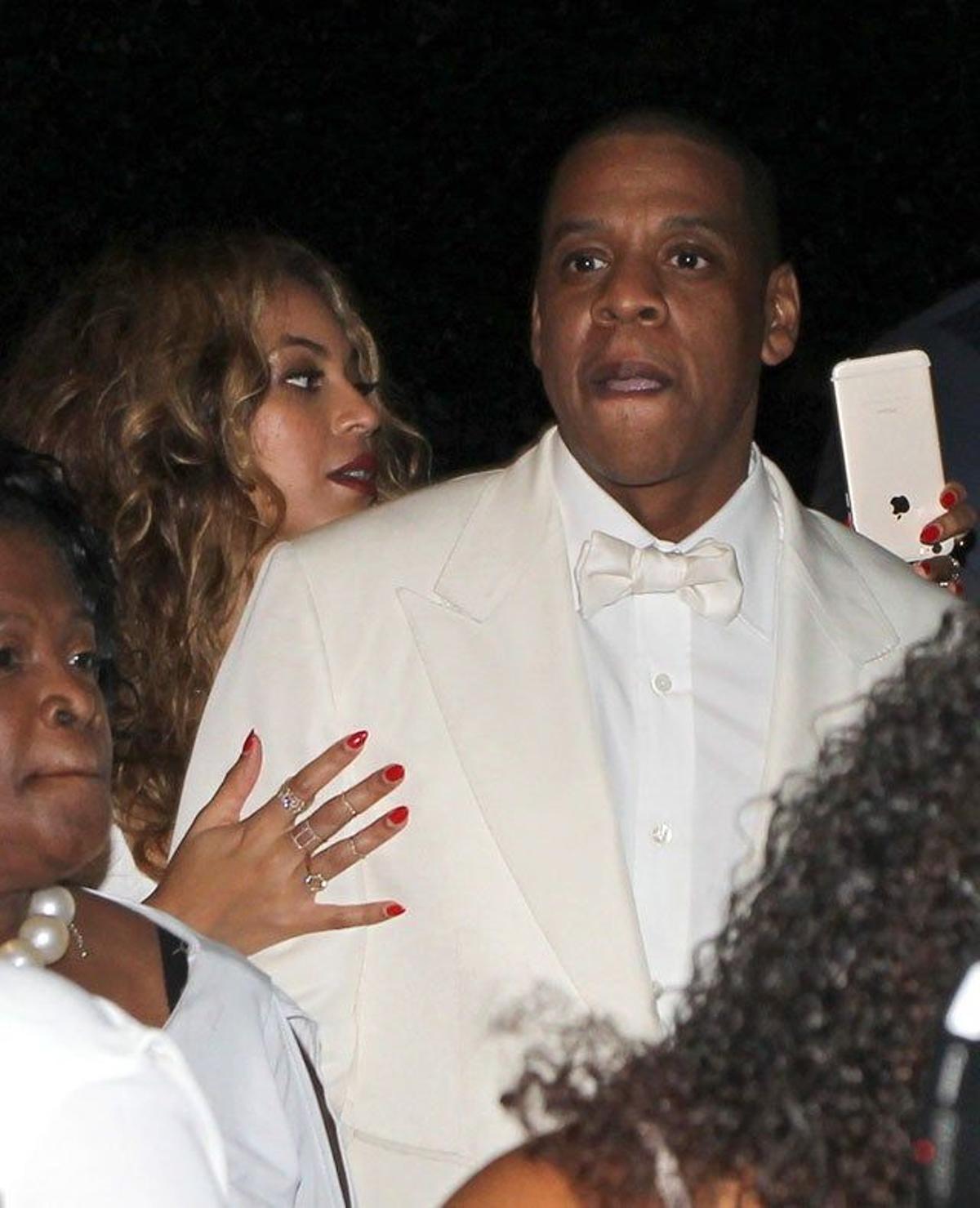 Beyoncé no quiere que se le escape ningún detalle de la fiesta y lo graba con su móvil mientras se apoya en Jay Z