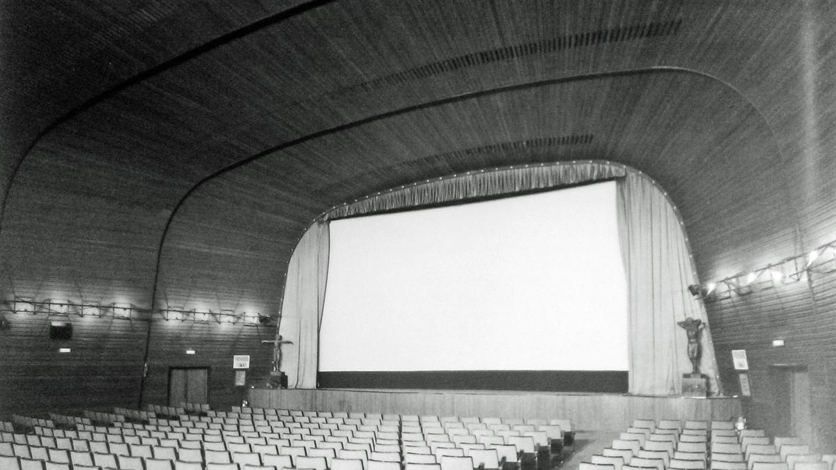 El Cine Coliseo, en el paseo Independencia, se construyó en los años 50 y hoy su local lo ocupa un Mango.