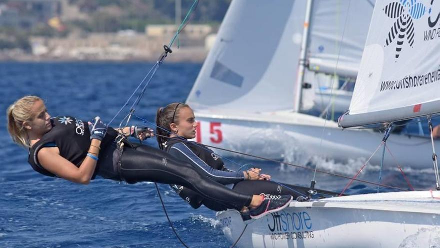 La tripulación formada por María Bover y Clara Llabrés en una de las mangas del Mundial.