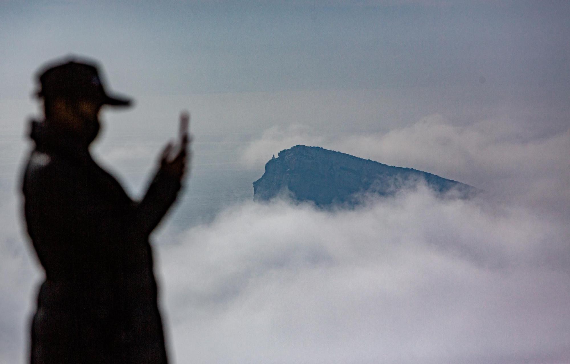 La niebla devora los rascacielos de Benidorm