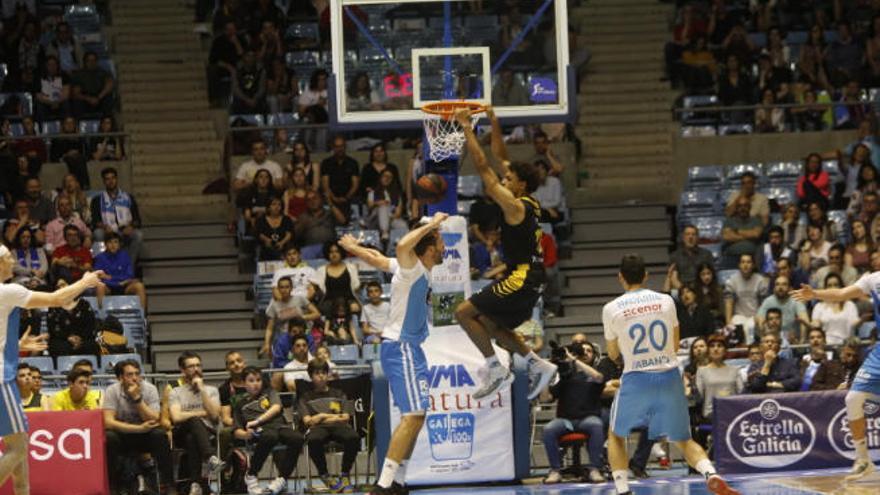 Sebas Saiz machaca el aro de Obradoiro ante la mirada de Llovet y Navarro.