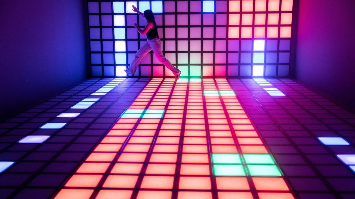 La sala estrella de Kumove Game tiene 500 luces led. 'El suelo es lava' en versión digital.